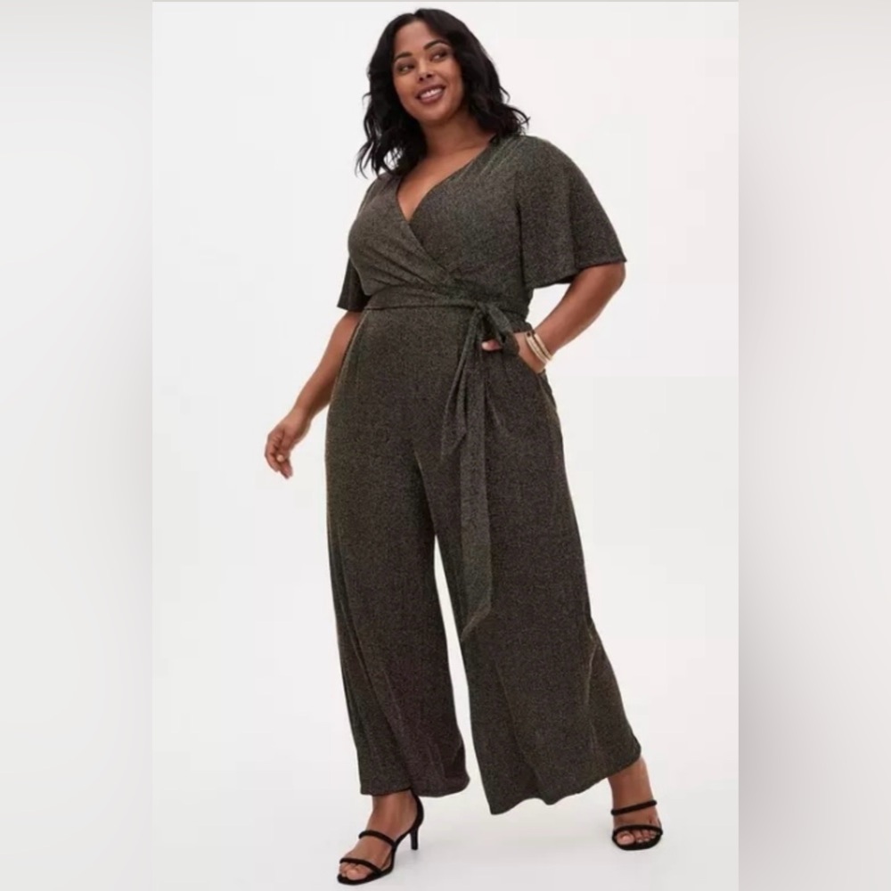 🚨Final Sale🚨!! NWT Torrid Plus Size Black Gold Jumpsuit Size 00X